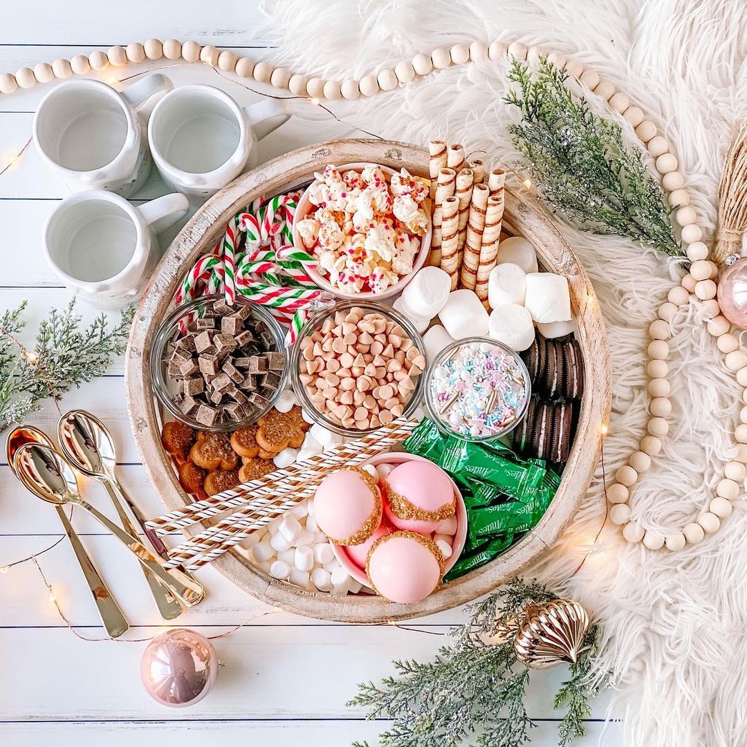 Hot Cocoa charcuterie board? 🍫☕ Count us IN! 😍 @prettypaperstudio made the snack board of our dreams using our White Chocolate & Peppermint popcorn!