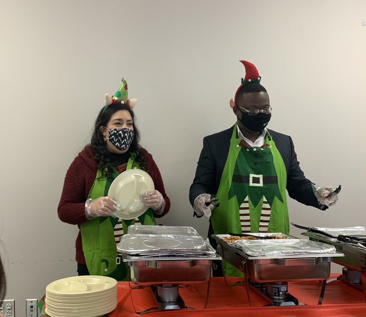 HGesch's tweet photo. The SLE elves are serving us Christmas dinner!! 🎄🌲🎄🌲#sledecembermagic https://t.co/xzOMCwqvmJ