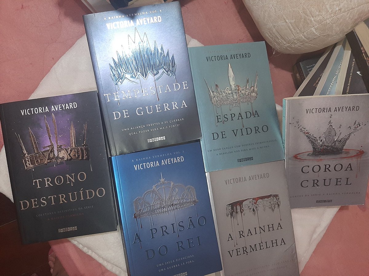 Xsbook's tweet photo. Gente eu tô vendendo minha coleção da rainha vermelha, são os 6 livros completo nunca lidos quem puder compartilhar iria me ajudar muito de verdade https://t.co/eVzGwyXW8D