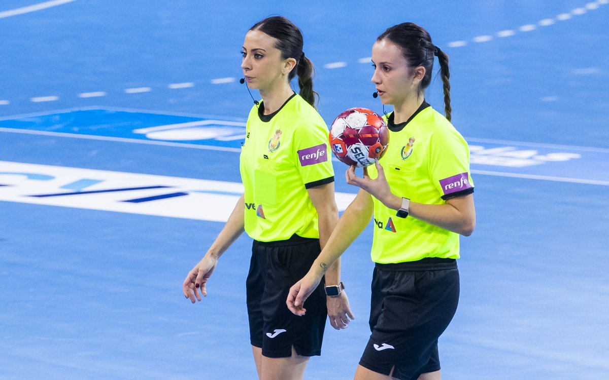 ASOBAL's tweet photo. 🆕 ¡Hoy no es un día cualquiera en la #LigaSacyrASOBAL!🔝 ¡Hemos vivido el debut de una pareja de árbitras en la máxima categoría del balonmano nacional!🙌

¡Enhorabuena @LorenaGarcia_3 y Tania Rodríguez por cumplir vuestro sueño y hacer historia en @ASOBAL!✨

📸 Víctor Salgado https://t.co/6UEHLIOotG