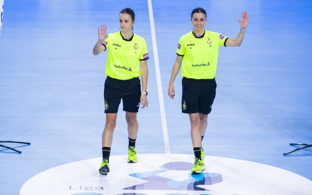 ASOBAL's tweet photo. 🆕 ¡Hoy no es un día cualquiera en la #LigaSacyrASOBAL!🔝 ¡Hemos vivido el debut de una pareja de árbitras en la máxima categoría del balonmano nacional!🙌

¡Enhorabuena @LorenaGarcia_3 y Tania Rodríguez por cumplir vuestro sueño y hacer historia en @ASOBAL!✨

📸 Víctor Salgado https://t.co/6UEHLIOotG