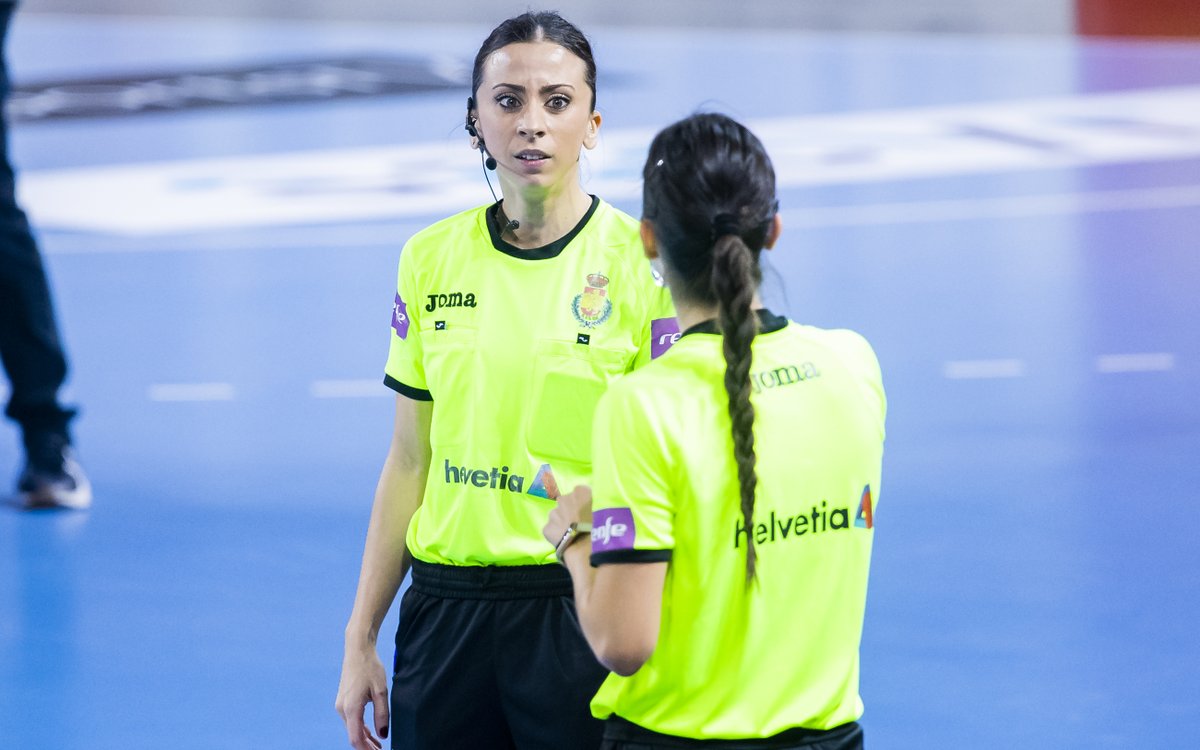 ASOBAL's tweet photo. 🆕 ¡Hoy no es un día cualquiera en la #LigaSacyrASOBAL!🔝 ¡Hemos vivido el debut de una pareja de árbitras en la máxima categoría del balonmano nacional!🙌

¡Enhorabuena @LorenaGarcia_3 y Tania Rodríguez por cumplir vuestro sueño y hacer historia en @ASOBAL!✨

📸 Víctor Salgado https://t.co/6UEHLIOotG