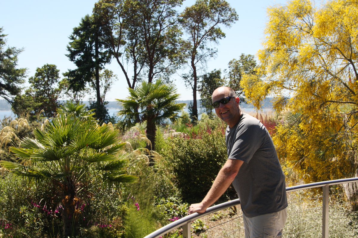 AlanEDown's tweet photo. Very much looking forward to zoom talk from the great #DanHinkley at 7.30 pm this eve. I'm sure it will bring back fond memories of visiting with him in his #Windcliff garden and #Herronswood #garden too!
Hope we get to see the dogs! @GdnMediaGuild https://t.co/WQqEdKoR47