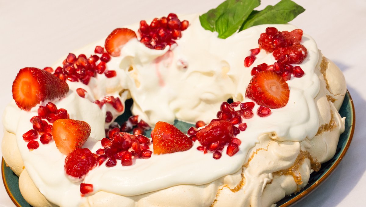evoolution104's tweet photo. What's your go-to holiday dessert?
•
Photo: Christmas Wreath Basil Pavlova.
•
Recipe in our IG highlights.
⠑
⠧
⠕
⠕
#HowDoYouEVOO #evoolution #YEGdt #StAlbertLife #YEG #CanmoreLife #BanffLife #YYC https://t.co/R3MFOb8kKU