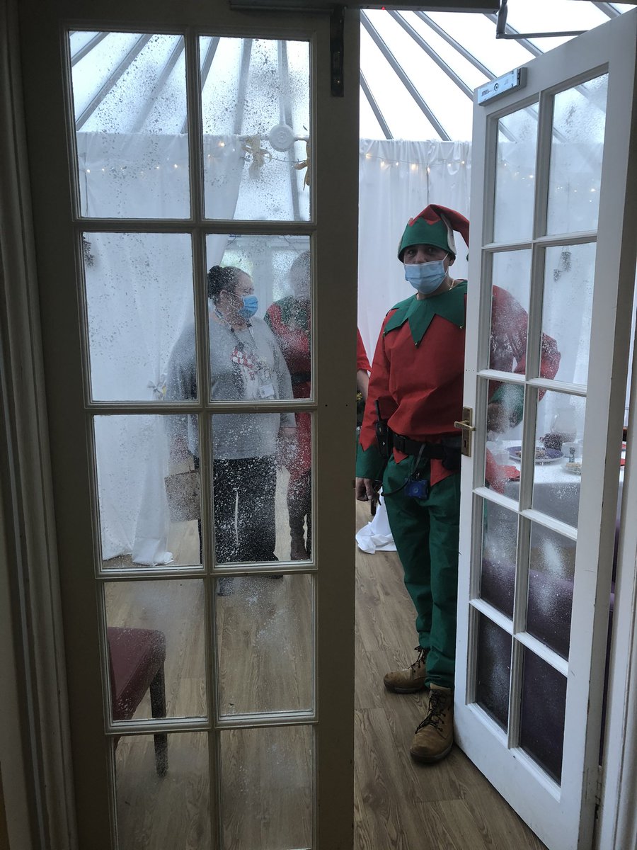 BeckiRudwick's tweet photo. Father Christmas and his elves came and visited staff and patients on Oakwood Ward today! And staff were able to visit Father Christmas in his grotto! @cygnethealth https://t.co/vQrUm5jXIJ