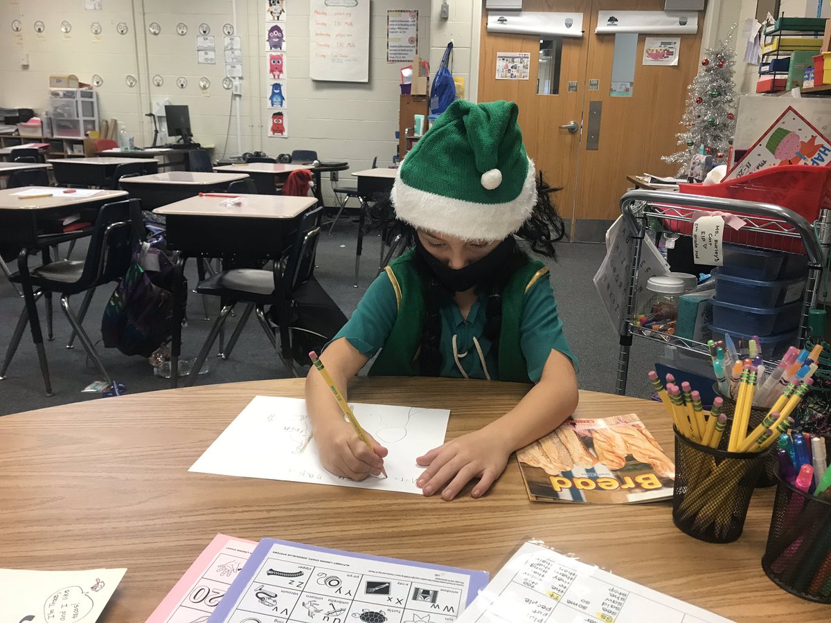 Peacelove1st's tweet photo. These smart elves were busy writing about BREAD. 💚🥖🥐🥪🥯🍞❤️ #sharedwriting #readingandwritingconnection #balancedliteracy #nonfiction @stormyeb @GlyndaleElemen1 https://t.co/K5vidVl2g5