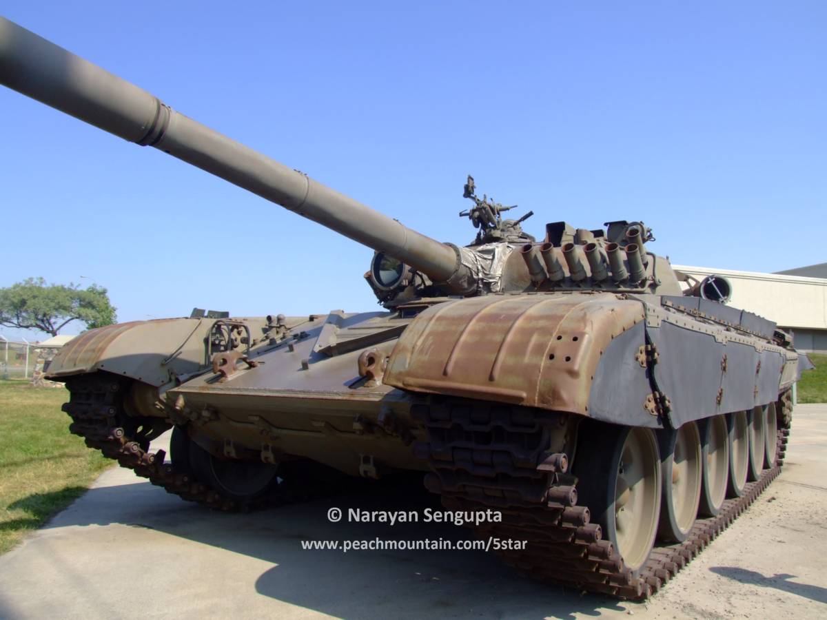  #tankTuesday - IDing tanks. Good afternoon, I have several parks I want to ID exactly. Can you please help me? Here is the first, possibly a T-72?  @milmodelscene  @PhilLoder  @PanzerDB  @DesertStorm24ID  @panzermatt  @PattonBattalion  @kresowa5