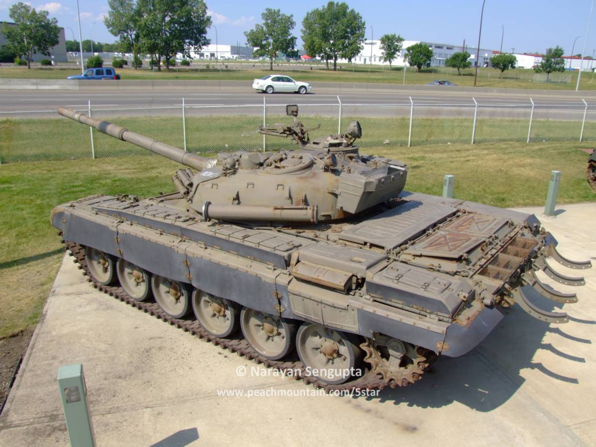  #tankTuesday - IDing tanks. Good afternoon, I have several parks I want to ID exactly. Can you please help me? Here is the first, possibly a T-72?  @milmodelscene  @PhilLoder  @PanzerDB  @DesertStorm24ID  @panzermatt  @PattonBattalion  @kresowa5