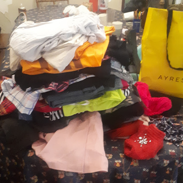 corazonquemero's tweet photo. #RoperitoSolidario Nuestro roperito se visitió a la moda gracias a #FernandaEspoille que nos donó un montón de ropa divina. 👠👡👗🥻👒
#Solidaridadenred https://t.co/HpLwpnKFEA