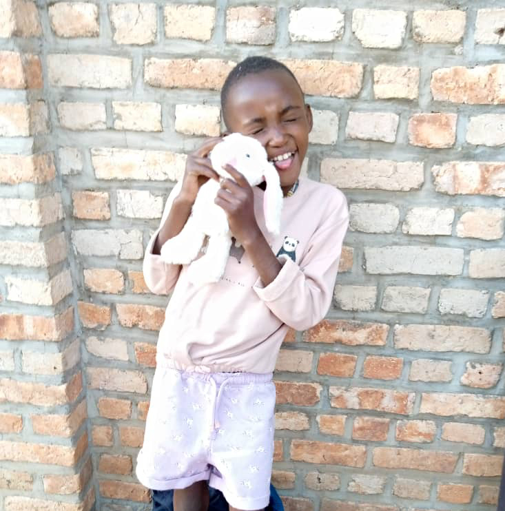 godfreyskitchen's tweet photo. Just look at this happy face! Kevine was SO happy to have a parcel from her sponsor today. Smiles in this Rwandan village are priceless. Thank you. ❤️💙🙏
#THSchCharity #CharityTuesday #GodfreysKitchen

Anyone can become a sponsor, just £5 a month
https://t.co/KtEuicn0t3 https://t.co/vRFd4mCbbO