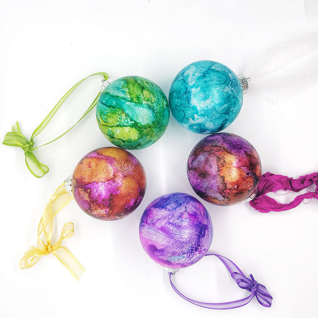 Holiday craft or handmade-with-love gift — try out this tutorial for gorgeous (and easy) DIY marbled ornaments.
artfulpursuits.com/glitter-alcoho…