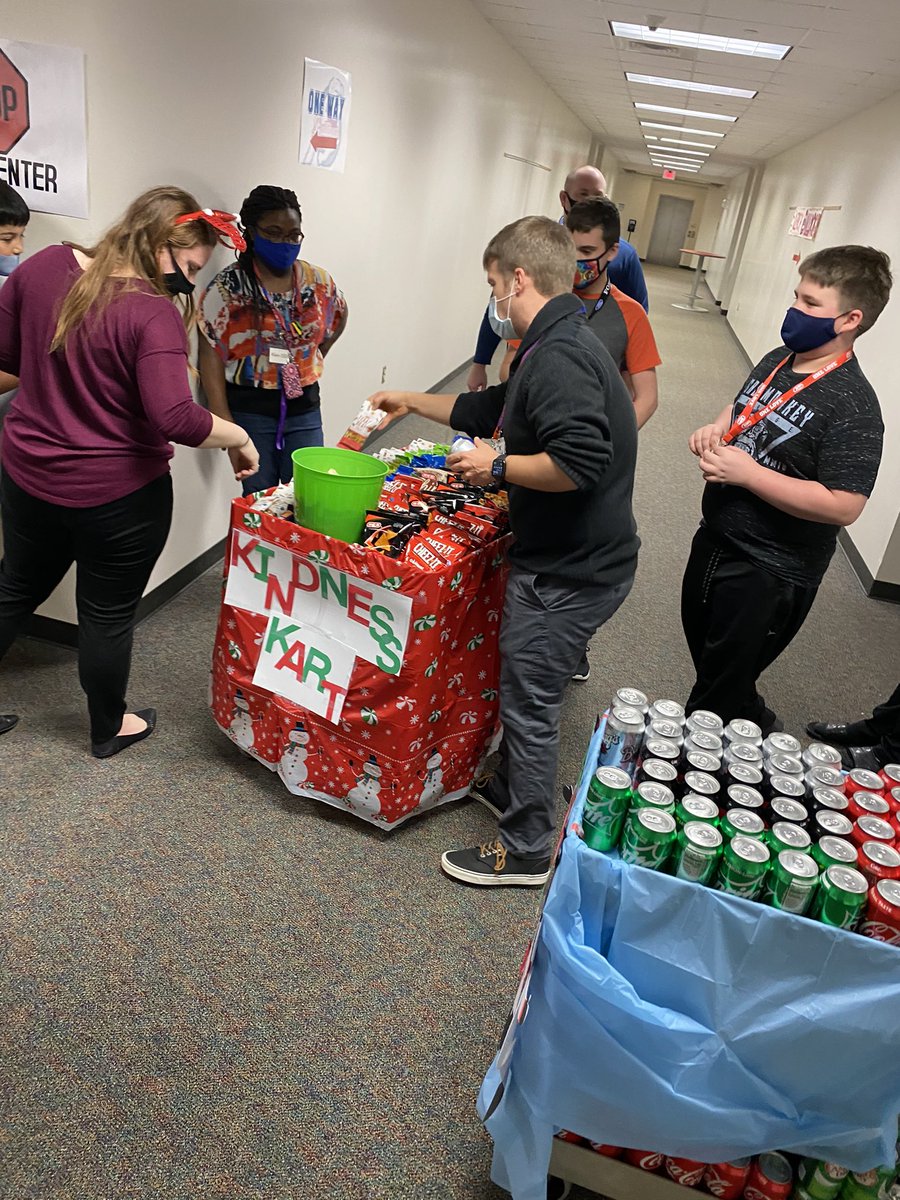 Love that our PASS &amp; MC Bulldogs get to practice their Social Skills when sprinkling a little Holiday cheer with our Campus Kindness Kart! #TeamSpedP2P #TeamWork <a href="/UlrichKISD/">Ulrich Intermediate</a> <a href="/kmcgriff18/">Kevin McGriff</a> <a href="/kathyar42/">Kathy</a> @SarahKelleyKISD <a href="/juanrangel2/">Juan Rangel</a>