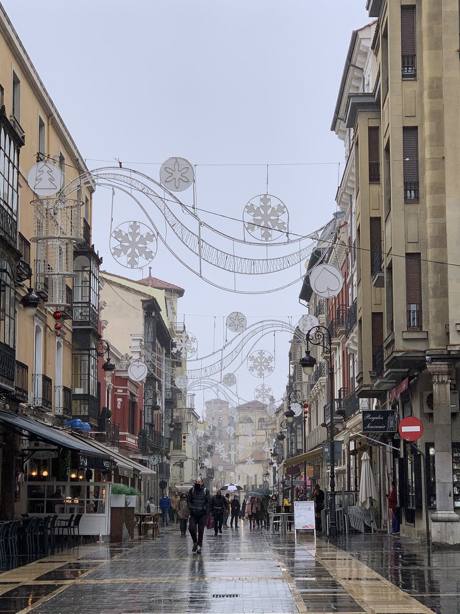 La noche y el día de nuestra calle Ancha en #navidad #alumbradonavideño #buenasnochesmundo🌍 desde #leonesp #felizdescanso💫