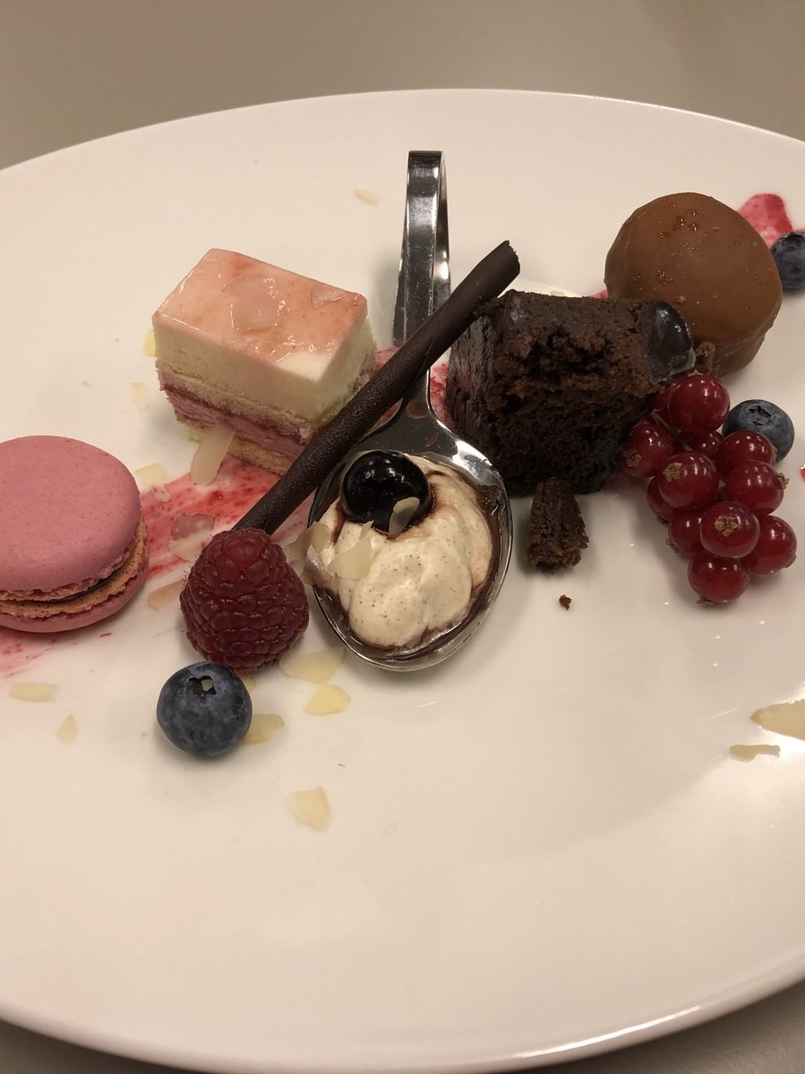 Dessert van <a href="/sterncatering/">Stern Catering en Partyservice</a> bij kerstdiner van @DommerholtLegal