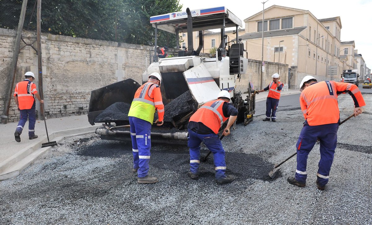 Mairie_Niort's tweet photo. #Niort Ce soir, vote du budget 2021 avec le maintien du #stopfiscal : la Ville poursuit sa politique d’investissements. Près de 25 M€ sont prévus pour les travaux de voirie, dans les écoles, les équipements sportifs et culturels, les actions en faveur du développement durable. https://t.co/vEcIsLEqLj