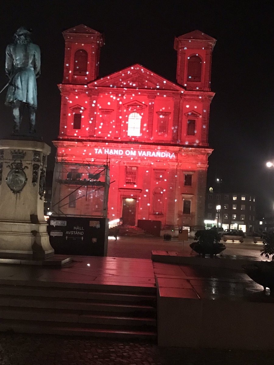 Härligt med utsmyckning och ljus i den offentliga miljön. Och vi behöver det extra mycket i år! Här ett par fina exempel från min hemväg i Karlskrona i kväll. Granen framför Rådhuset och magnifika Fredrikskyrkan.