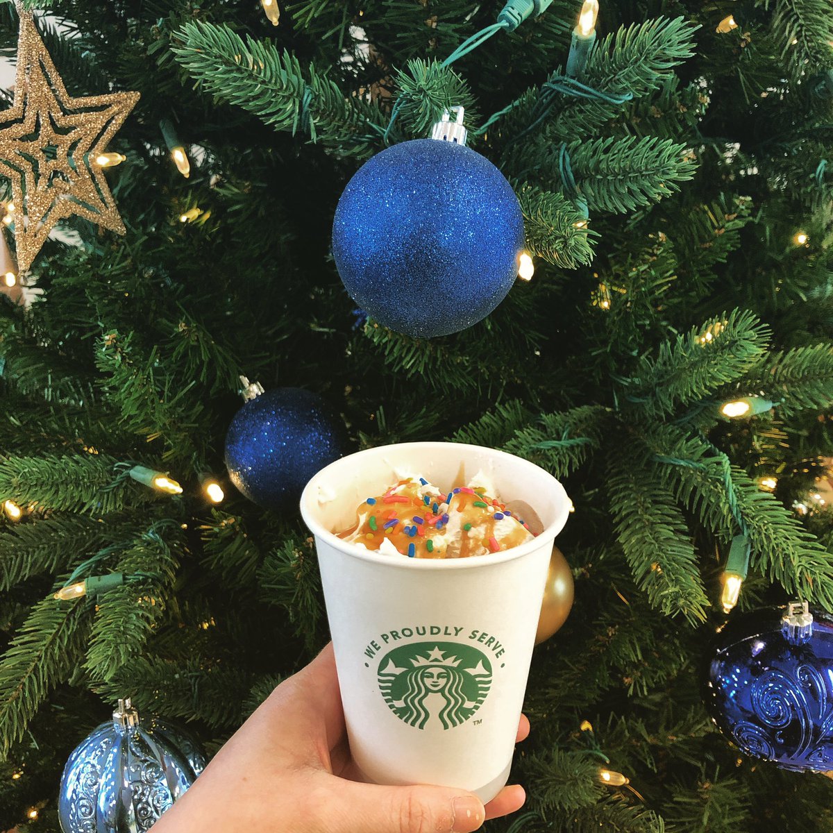 One11South's tweet photo. Baby, it’s cold outside! ⛄️🥶 need a warm-up? Stop by the office for a cup of hot chocolate or hot coffee... and while you’re here, ask us about renewing your lease! 🎄😊 #TheOne #LiveSouth https://t.co/CLgyYVrgm9