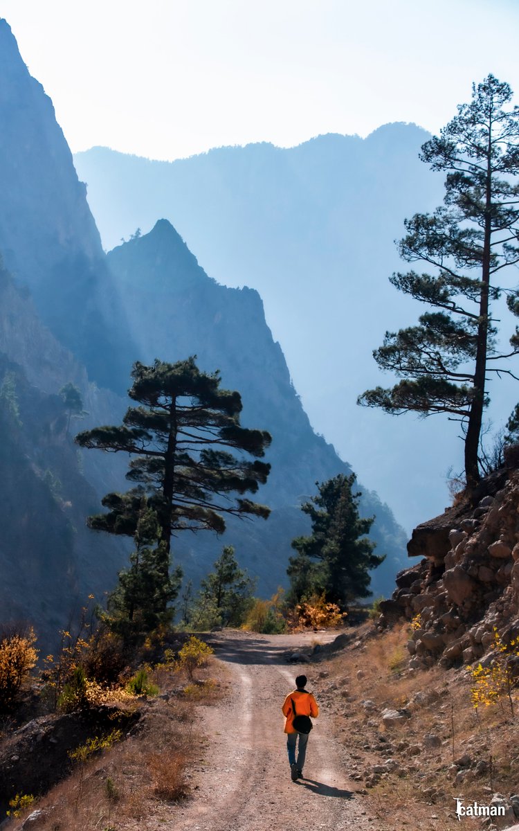 Bekliyorum
Öyle bir havada gel ki
Vazgeçmek mümkün olmasın.

 ✏️O.Veli Kanık