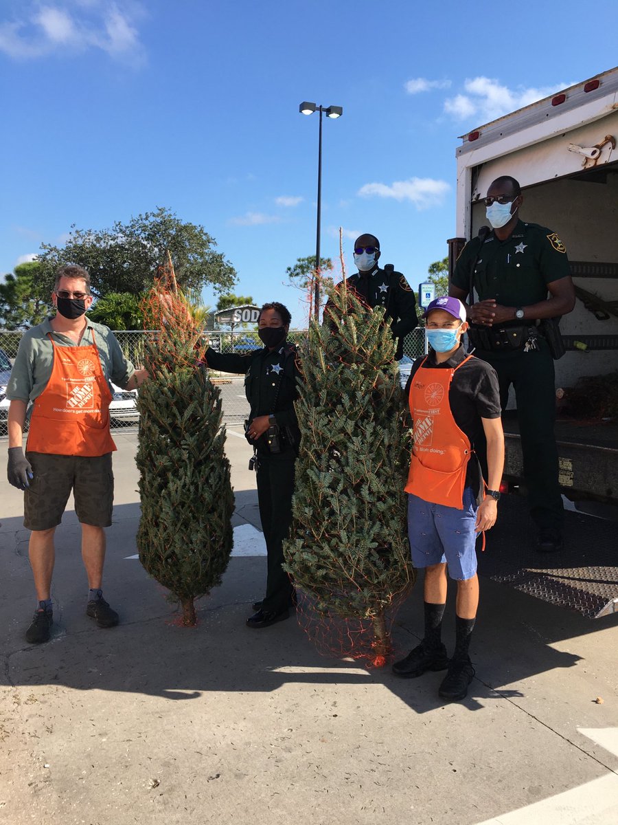 Spreading holiday cheer has never felt more rewarding ⁦<a href="/SheriffPinellas/">Pinellas County Sheriff's Office</a>⁩ ⁦<a href="/JimJimenez6304/">Jim</a>⁩ ⁦<a href="/yardleyiv86/">William Yardley IV</a>⁩ ⁦<a href="/pattifulkerson1/">Patty Fulkerson</a>⁩ ⁦<a href="/BrandonPisarro/">Brandon Pisarro</a>⁩