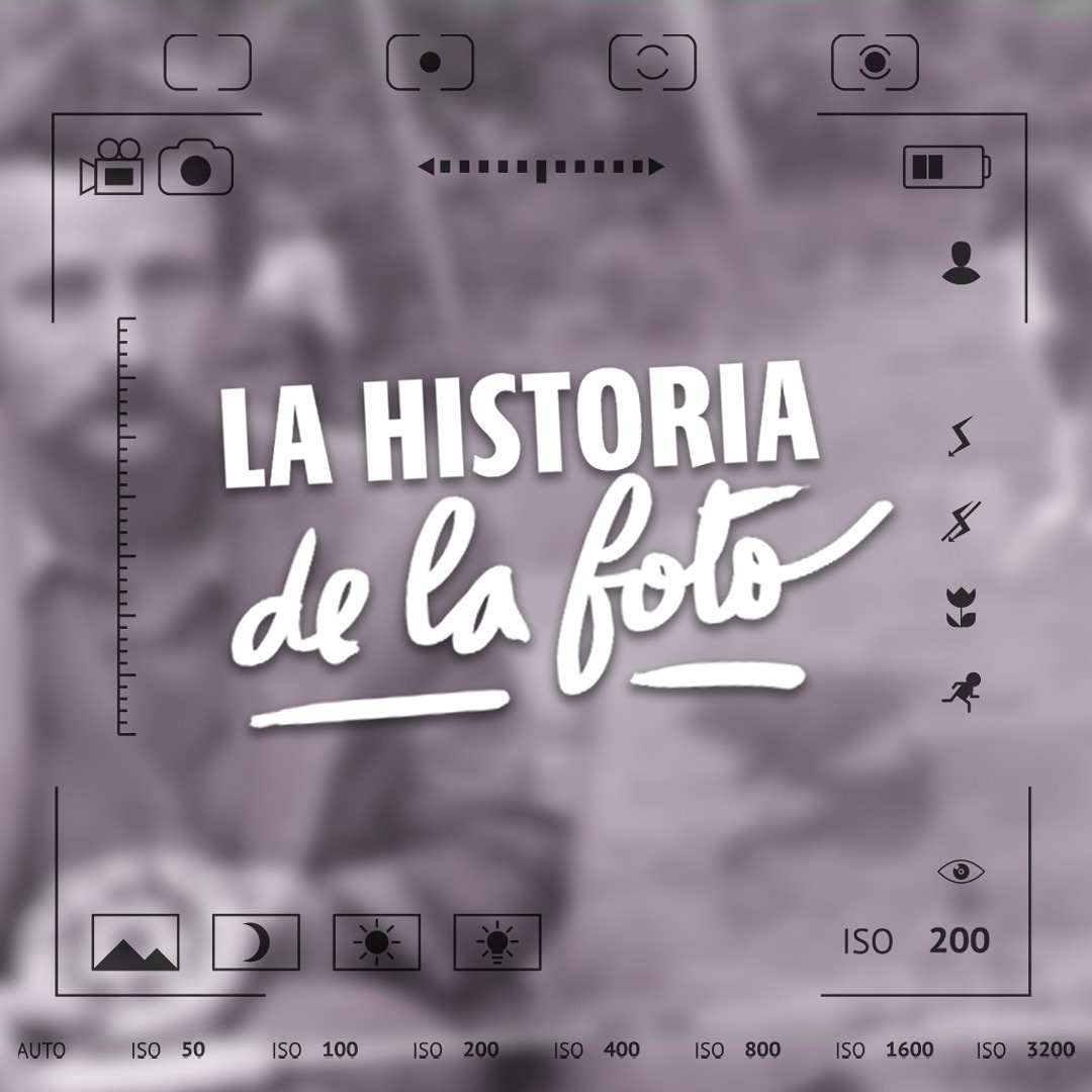sapa_que's tweet photo. #LaHistoriaDeLaFoto Solía ocurrir. Cuando Charly García tocaba en la ciudad tenía una especie de tradición: hacer shows improvisados en "García Bar y rock", un clásico del rock de Rosario (Ov. Lagos 30). Nadie sabía en qué momento de la noche ocurriría, pero la gente rebalsaba... https://t.co/m6pFkKSVg7