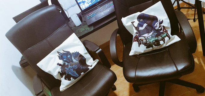 New cushion covers 😍 #worldofwarcraft #wow #gaming https://t.co/8cDc9JgAE9<a href="/tag/worldofwarcraft"class="tags">#worldofwarcraft</a><a href="/tag/wow"class="tags">#wow</a><a href="/tag/gaming"class="tags">#gaming</a>