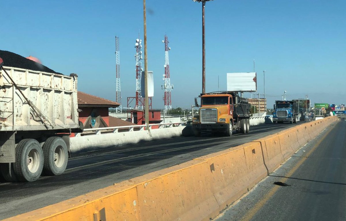 Cabezaderiata's tweet photo. #reynosafollow Esta maquina reencarpeteadora por puente bronco,en realidad es una fabrica de dinero de Cabeza de Vaca,al mismo tiempo que tumba una parte minima del pavimento,le pone otra capa minima de esfalto y la cobran las ratas como si fuera aguantar una lloviznada. https://t.co/DBq4z7Uu6B