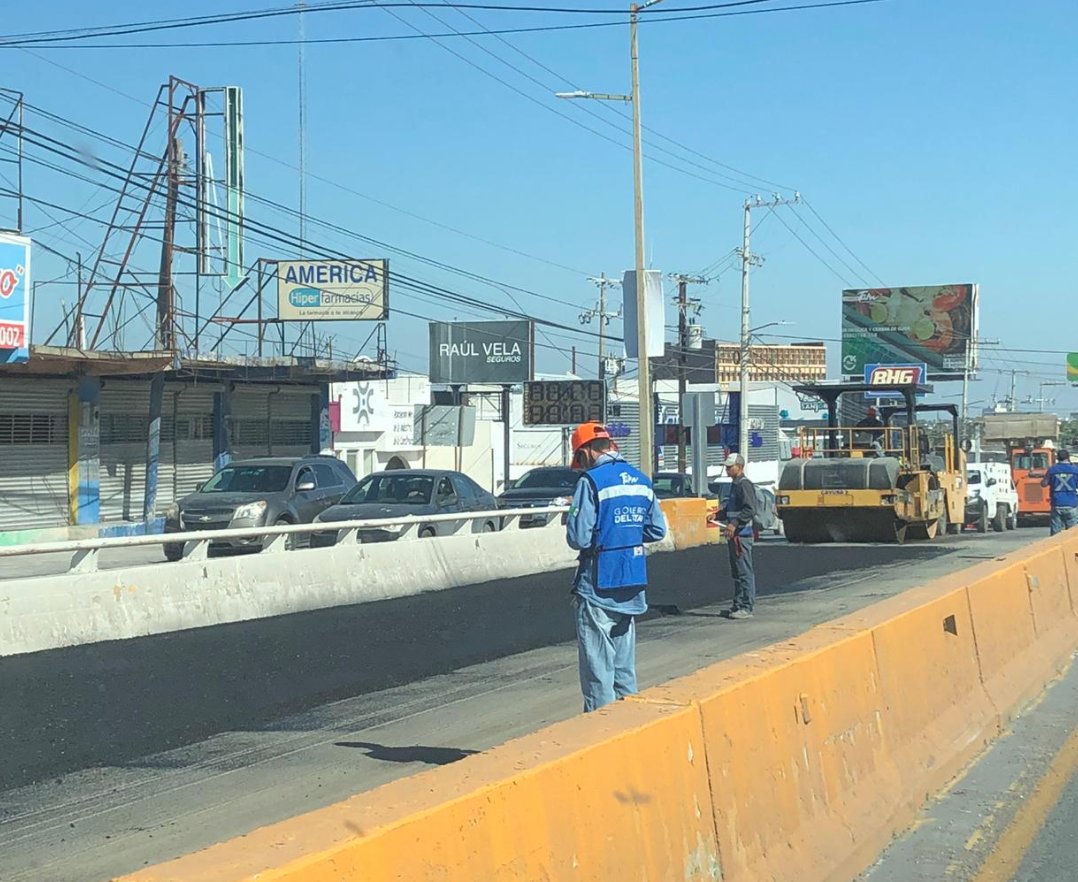 Cabezaderiata's tweet photo. #reynosafollow Esta maquina reencarpeteadora por puente bronco,en realidad es una fabrica de dinero de Cabeza de Vaca,al mismo tiempo que tumba una parte minima del pavimento,le pone otra capa minima de esfalto y la cobran las ratas como si fuera aguantar una lloviznada. https://t.co/DBq4z7Uu6B