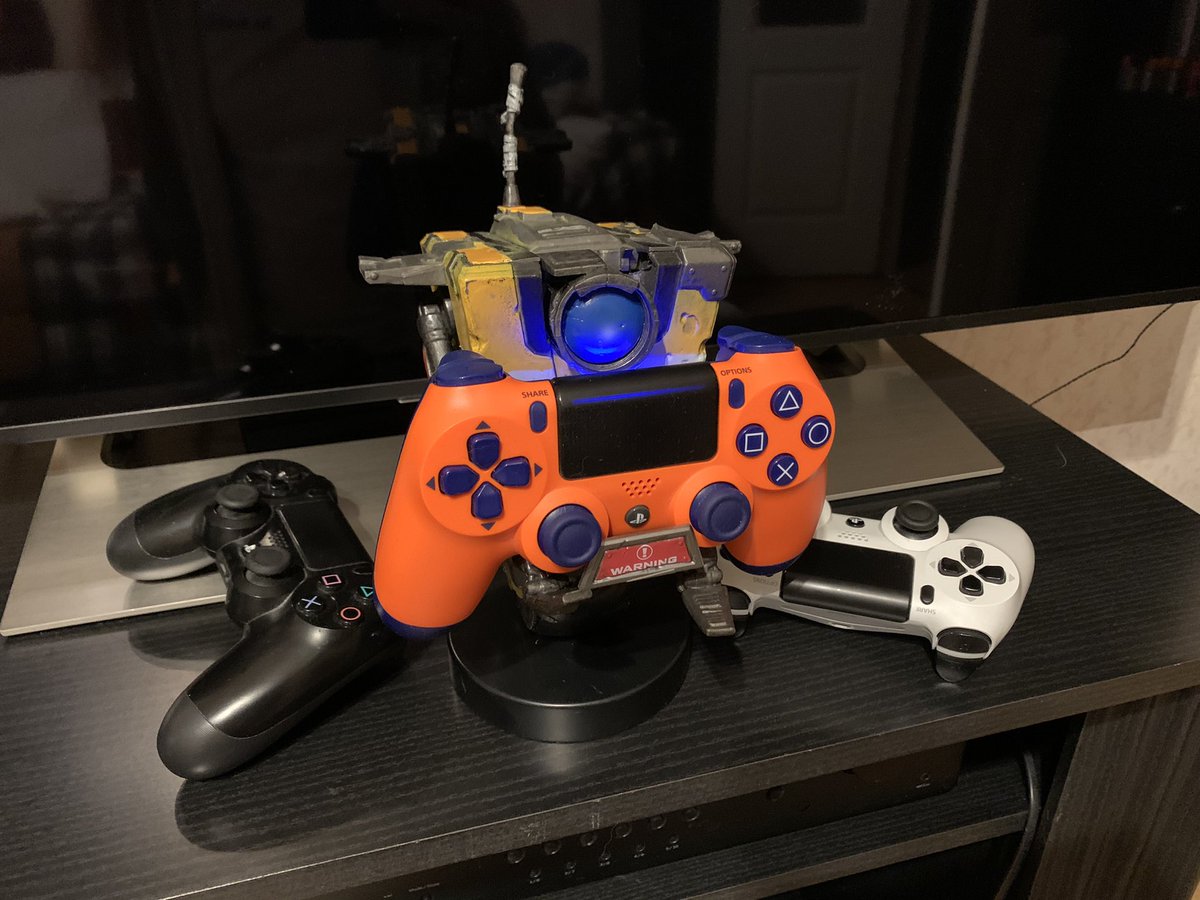 The_Poor_Tom's tweet photo. Крутой подгон с работы!
#claptrap #borderlands https://t.co/Q5A7d5GqHQ