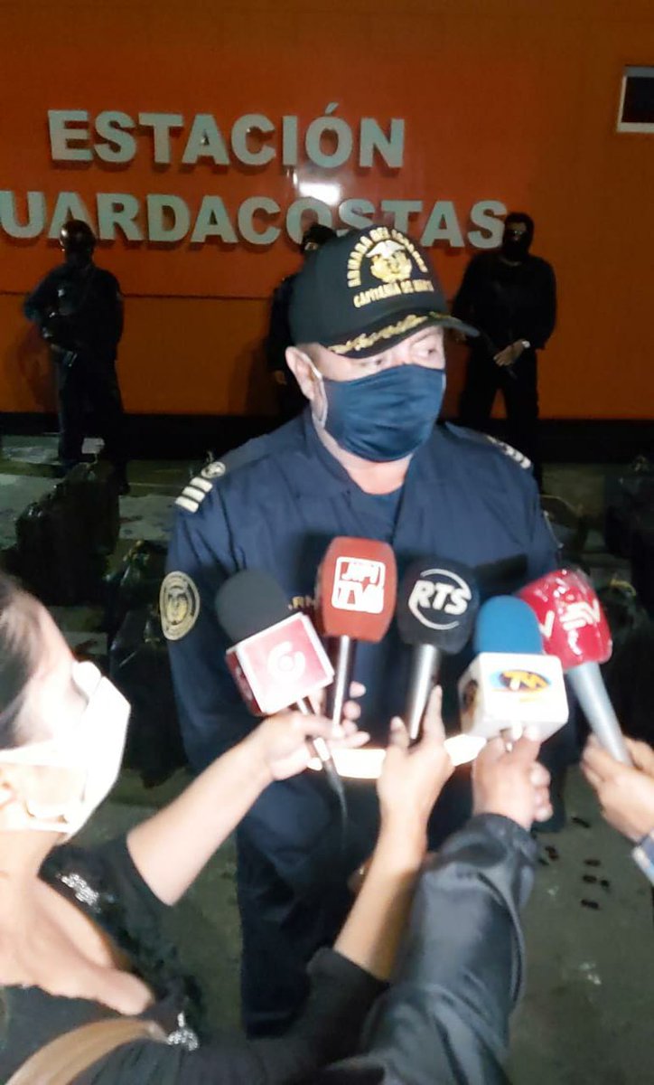 #Manta|Capitanía del Puerto en coordinación con Subcomando de Guardacostas, frente a las costas de Pedernales interceptaron embarcación sospechosa que en su interior transportaba aproximadamente 500 kilos de presumible S.S.F misma que era tripulada por 2 ciudadanos ecuatorianos