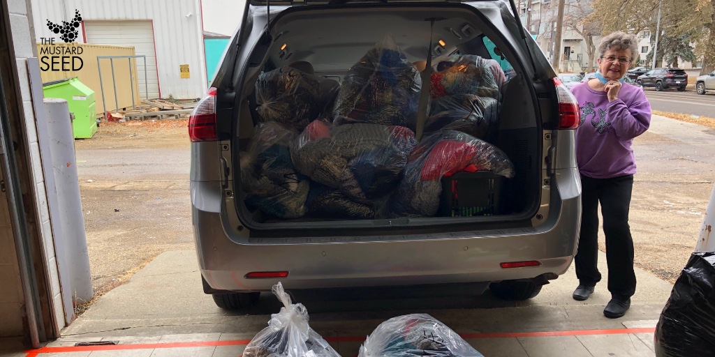 mustardseedcan's tweet photo. Shout out to Terry who donated bags of toques, scarves and mittens! Did we mention she knitted these all herself! You are amazing Terry and your gift means so much to our guests and clients! #HopeGrowsHere #Christmas2020 #ChristmasSpirit #ChristmasGiving #ChristmasCheer https://t.co/AHFRTjfA6e