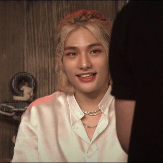 hyuningff's tweet photo. A thread of Hwang Hyunjin being :

cute as hell                  what the hell https://t.co/okYAMAcLVE