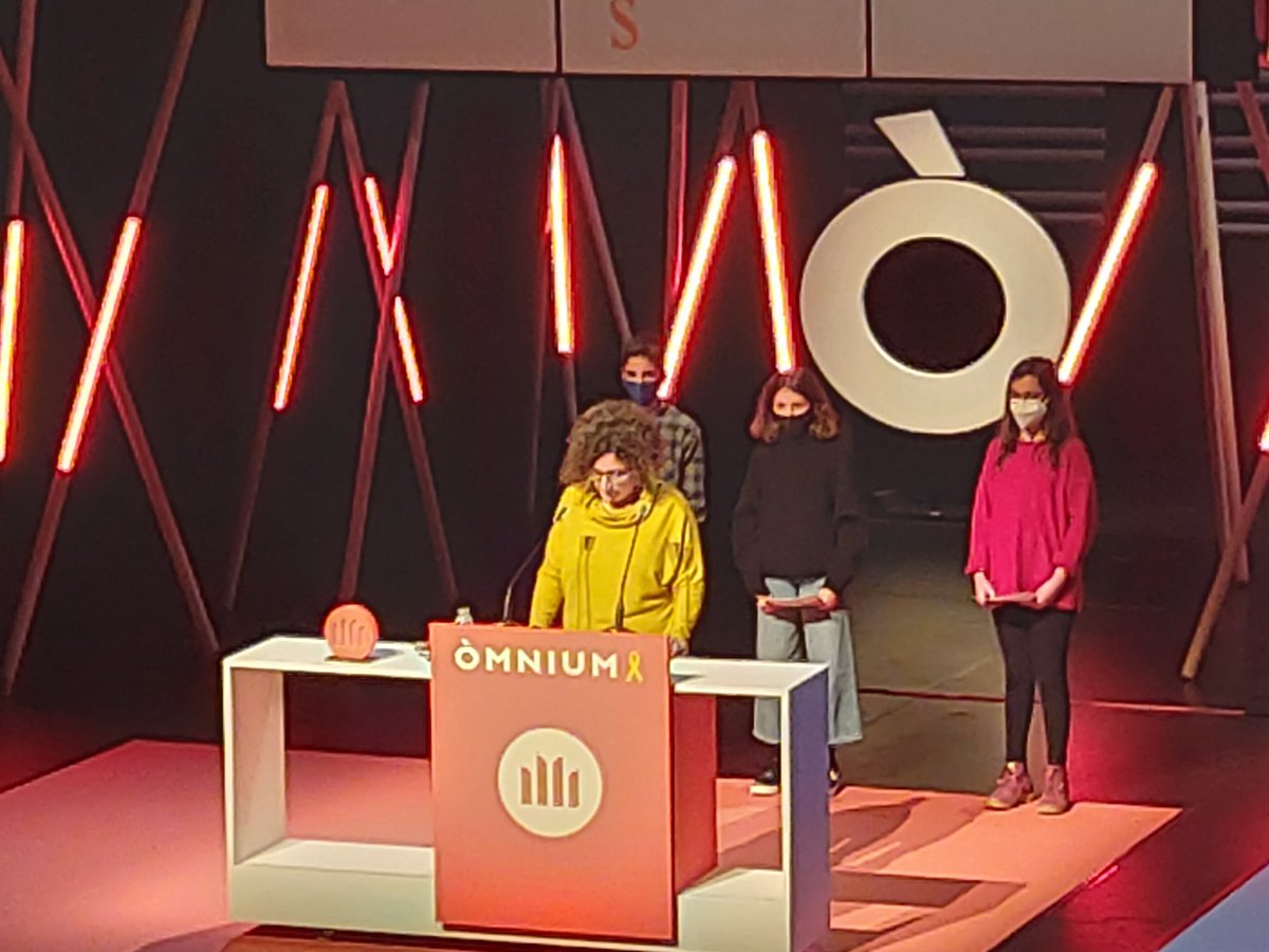 Izaskunarretxe's tweet photo. "Els lectors són nens abans de ser adults. La lij no és de segona divisió"
@tinavalles_ Premi Folch i Torres de novel.les per a nois i noies, per EL pòstits del senyor Nohisoc. @omnium #NitdeSantaLlúcia https://t.co/eigboAtnZO