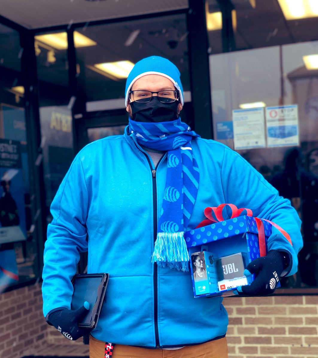 TheRealOurNE's tweet photo. It’s #TeamTuesday, New England! We’re highlighting 2 stores that are ready for the #holidays! 🎁❄️ Team Southbury is bundled up in @ATT gear &amp; ready to promote our offers! 📱👍 Team Brunswick had a creative #SwitchOverSaturday, offering gift wrapping to their customers! 🆘 #OurNE https://t.co/dPPpJIOCqO