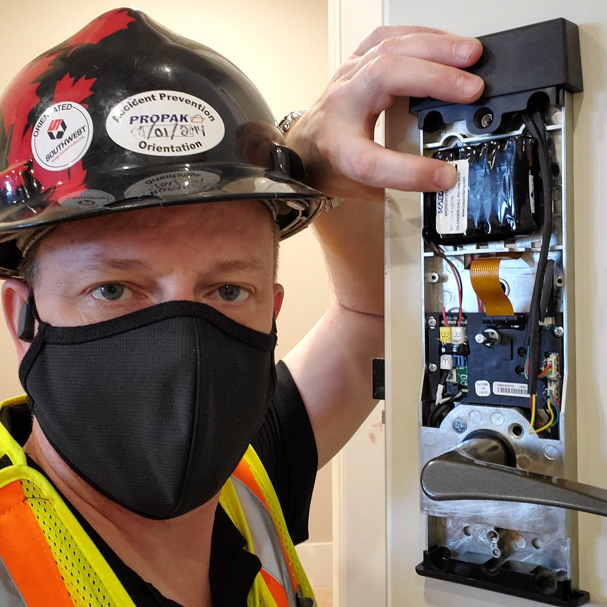 cuppojoe's tweet photo. Day 245: Did You Know How Complicated Your Average Hotel Room Lock Is? #SoManyWiresToManage #WorkTrip #LockJob #TitanSolutionsGroup #ItsHipToBeSquare https://t.co/PzDcc0ZxEA