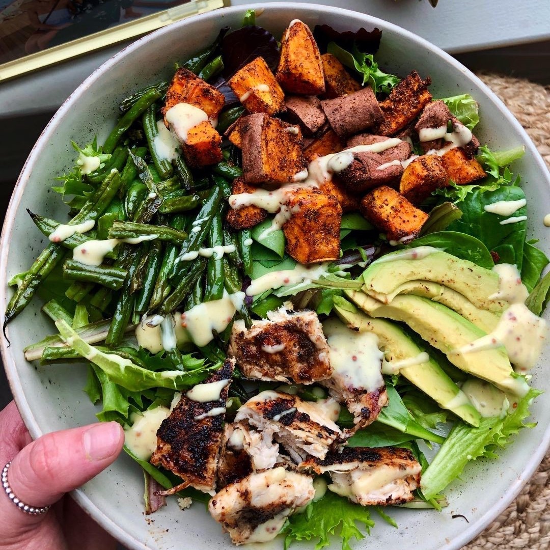 You say tomato, I say tomathto. You call it a salad, I call it a bowl. However, you say it, make this easy and healthy combo of Char Crust® Roasted Garlic Peppercorn oven-roasted chicken &amp; veggies by @fitfoodandflops