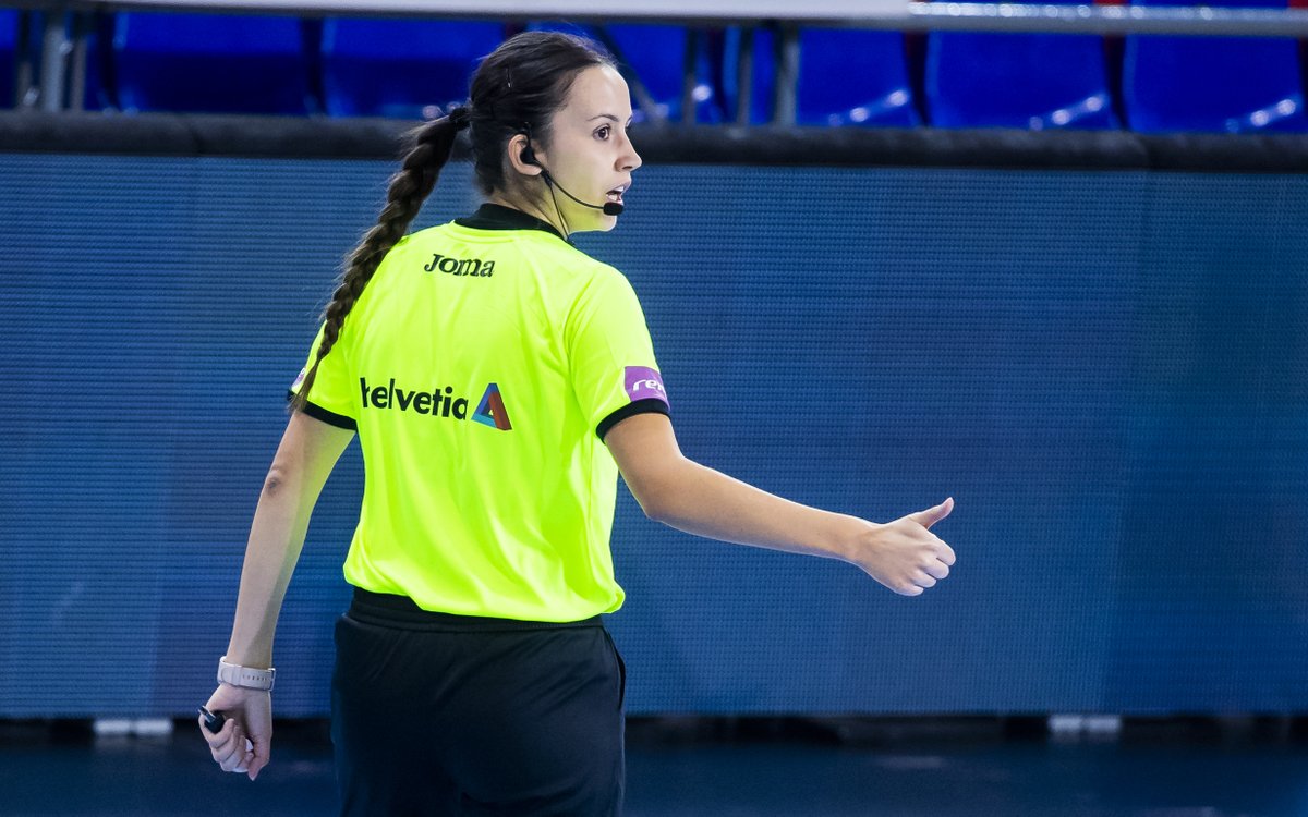 RFEBalonmano's tweet photo. 📸 ¡El arbitraje femenino ha hecho historia hoy en Barcelona! 

💜 Por primera vez en la historia, una pareja de árbitras ha dirigido un partido de la #LigaSacyrASOBAL

©️ @FCBhandbol / Víctor Salgado 

#⃣ #ValorMujer https://t.co/5WcYz2s1iI
