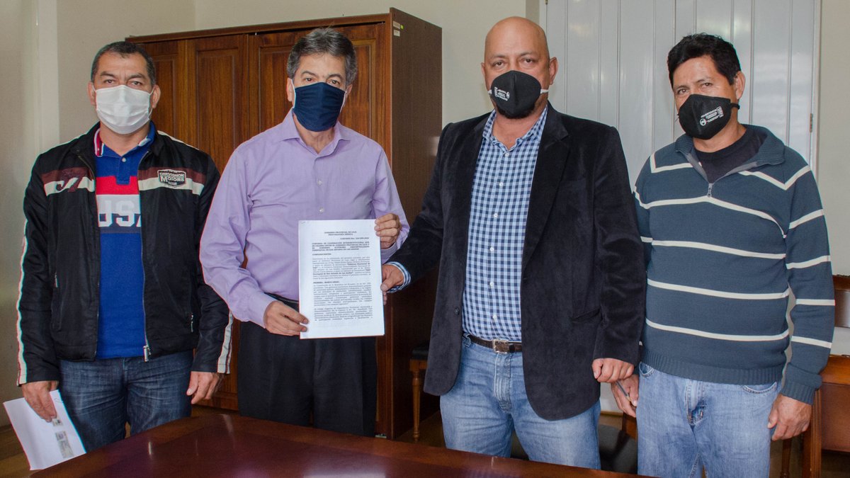 prefecturaloja's tweet photo. ¡CUIDAMOS LAS VÍAS Y GENERAMOS TRABAJO LOCAL!

Hoy, el prefecto @RafaelDavilaE  firmó el convenio con Kléver Cueva, Presidente del GADP de S. Antonio de las Aradas para efectuar el mantenimiento conjunto del tramo de vía 🚧[#ElSubo - #RíoPindo] (Vía #Quilanga - Río Pindo)✔ https://t.co/LEhVlpFQPN