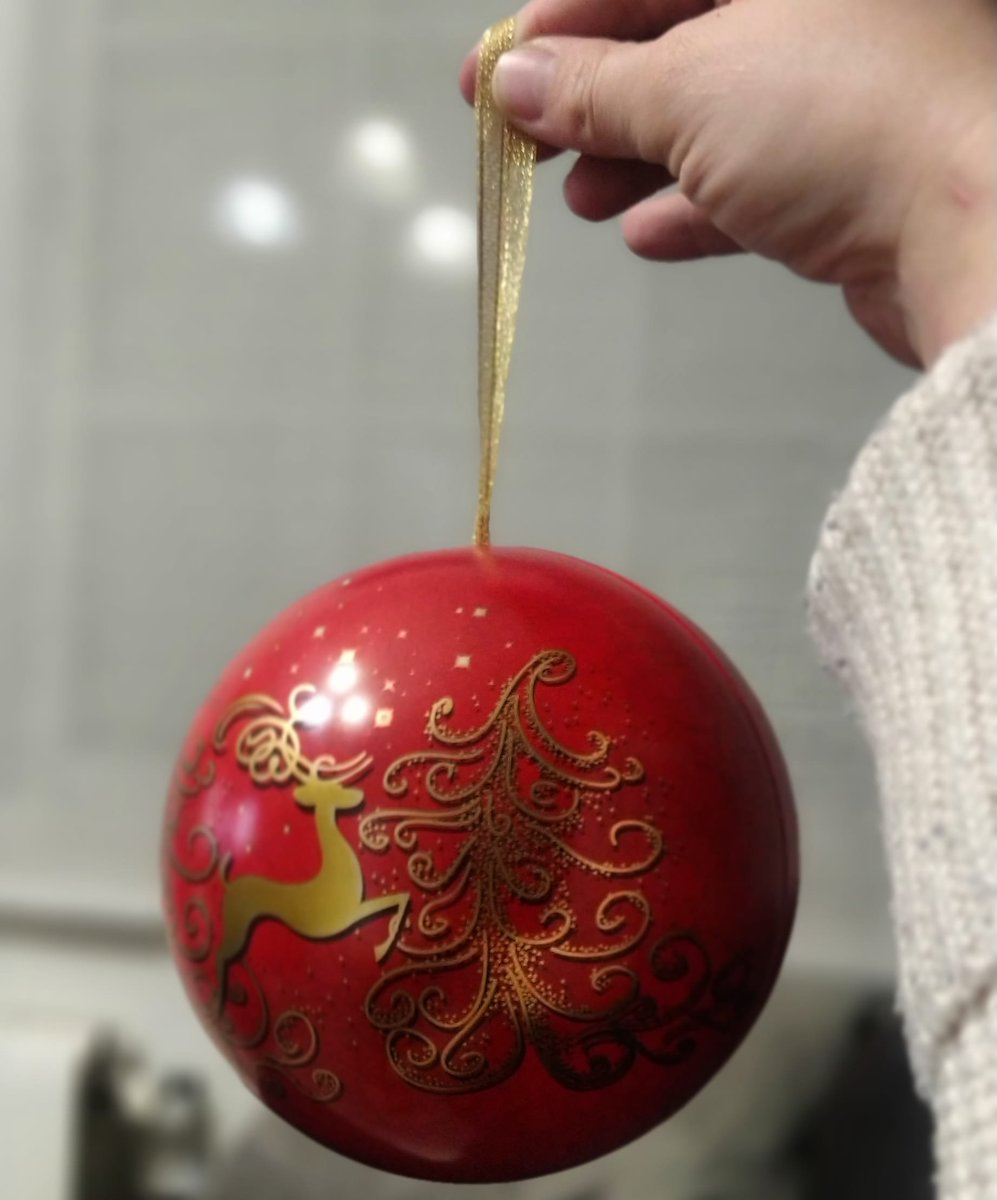 MariolaGarciaV's tweet photo. Casi casi navidad.
Siempre he adorado esta época, pero este año por primera vez entiendo que la silla vacía en la mesa traerá más lágrimas que risas.
Queda disfrutar de la sonrisa de los niños
#porellos #navidad2020 #missingyou #tumemanques #cuandotefaltaunpilar #sonreiremos https://t.co/ziYanmdRAq