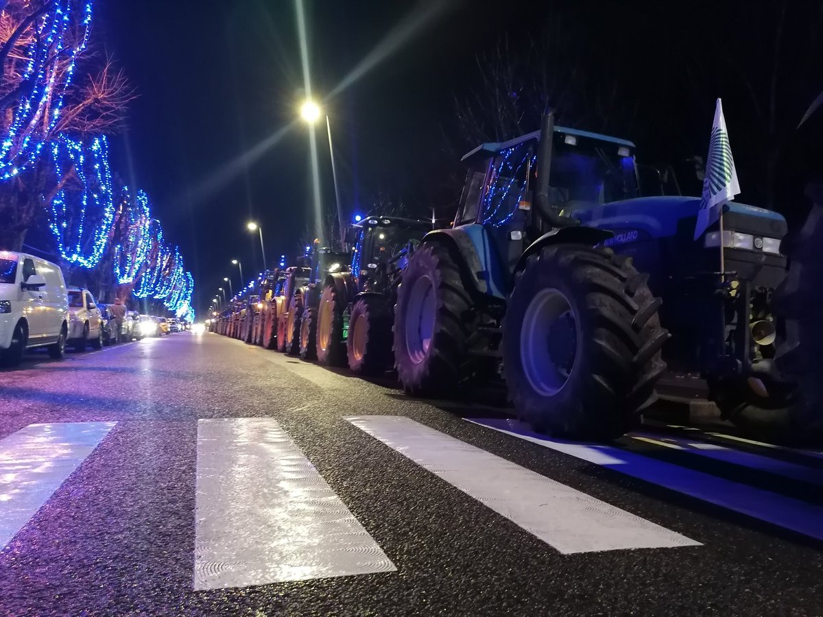 FDSEA12's tweet photo. Recomptage. Plus de 200 tracteurs 💪🏻 sont arrivées et arrivent encore à Rodez. On ne veut pas laisser dire que l'on pollue nos cours d'eau, les analyses les démontrent, la qualité de l'eau est bonne en #Aveyron ! https://t.co/vf2tHEXmQp