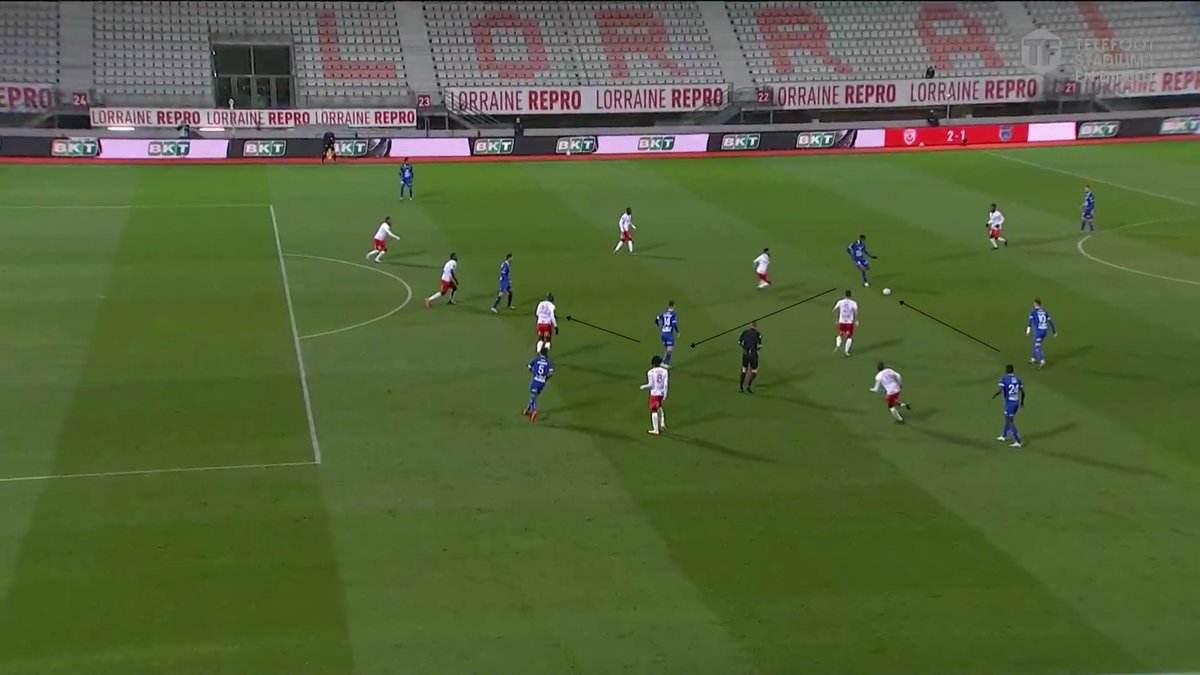 Comme sur le 2e but ou sur un magnifique circuit à une touche de balle, le 9 est trouvé seul face au but.