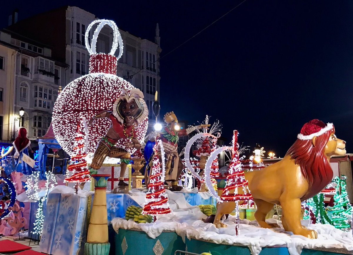 Así esta la Plaza del Ayuntamiento vestida de Navidad con el montaje de Francis 2. 
Repleta de luces, decoración, discrepancias y polémica.
#CastroUrdiales #Cantabria