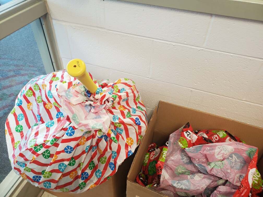 MinorDaniels's tweet photo. MDA holiday helpers assisting families in need! We are ready to serve. #teamMDA #MDAstrong #FamilyJCPS https://t.co/z1dCmDrsHA