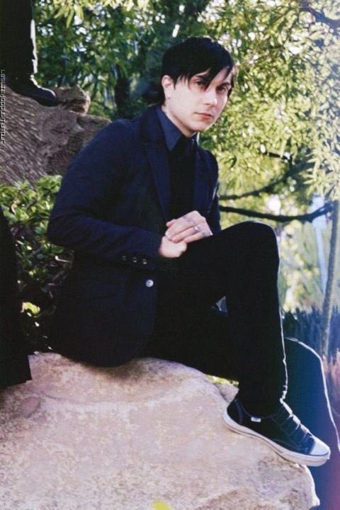 tiny frank iero a thread