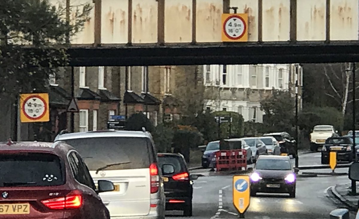 ContactusEaling's tweet photo. A very hard #whereinEaling pic this week, sorry it’s the only photo I have left. Surprise me if you can, and name which part of #Ealing borough this is located in.
I’ll post the full pic just before the end of #EalingHour
#everydayphoto #funisallowed https://t.co/YATDgk4p9J