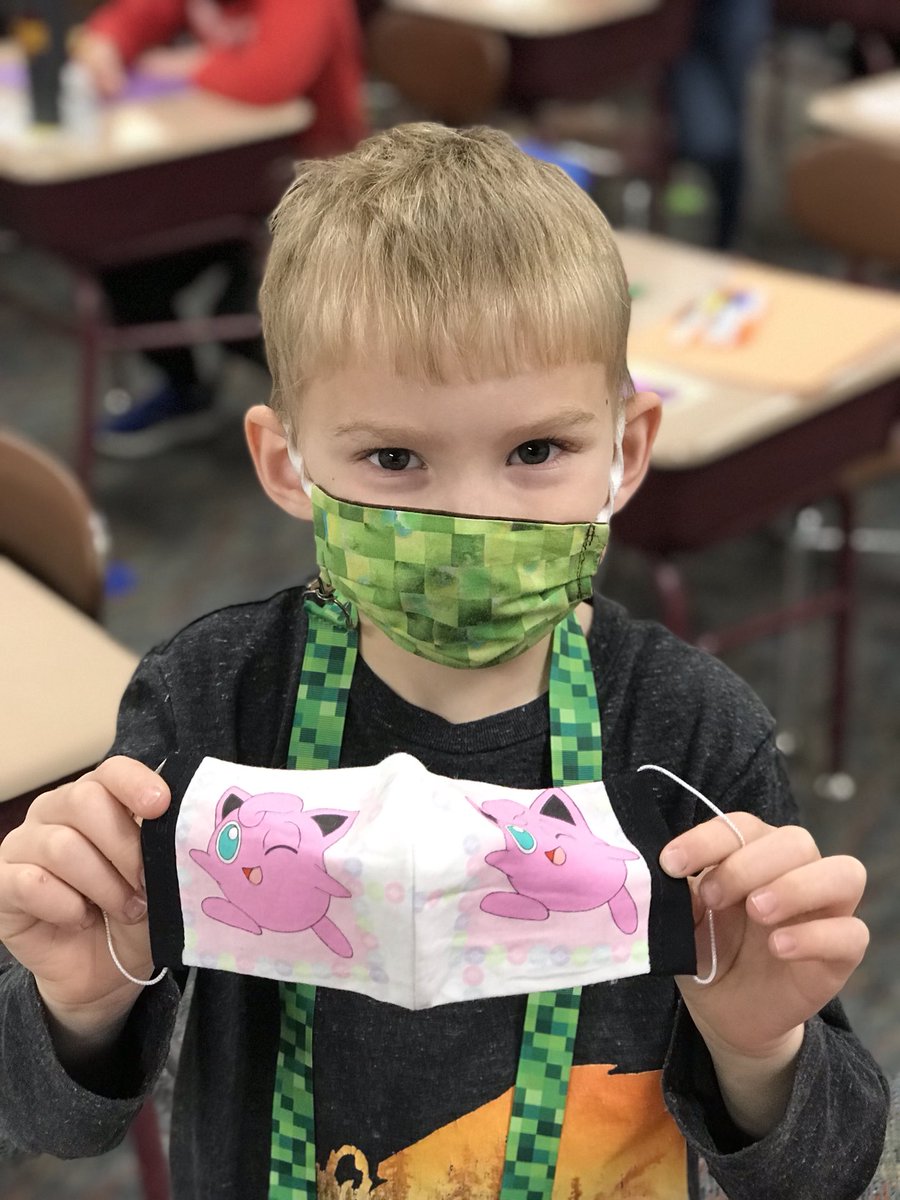 MrsMartinSmiles's tweet photo. Grateful for sweet friends who take the time to sew beautiful masks for my firsties! 😷❤️🎁🎄🎅🏻☃️ #NewMasks #ChristmasInTheClassroom @EldaPrincipal https://t.co/rsM7vzKlwt