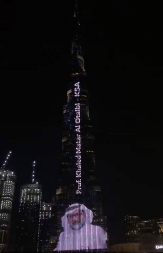 ksa_taiff's tweet photo. برج خليفة يضيء بصورة لأبن #الطائف البروفيسور الدكتور خالد بن مطر الثبيتي لحصوله على جائزة الشيخ حمدان بن راشد آل مكتوم في مجال التميز الطبي للوطن العربي https://t.co/Xn3CZJGG5T