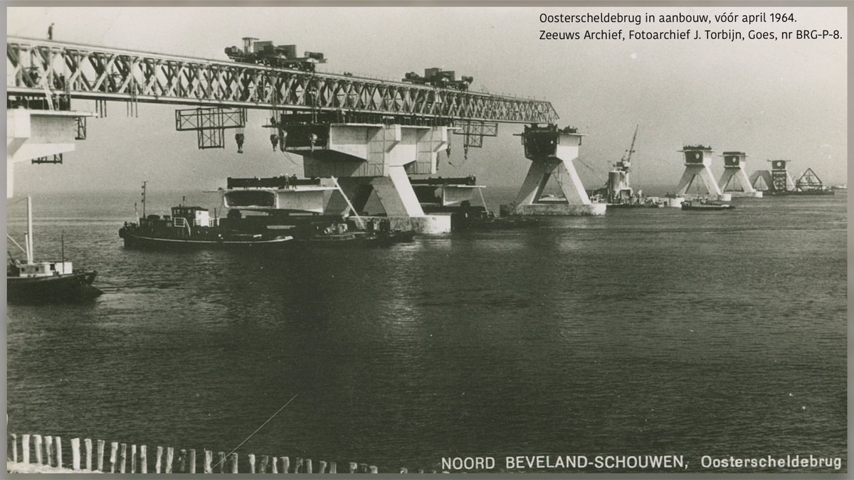15-12-1965 opende koningin Juliana de #Oosterscheldebrug. Bekijk de bouwfilm youtube.com/watch?v=JqEiyv… en de krant krantenbankzeeland.nl/issue/pzc/1965… en foto’s zeeuwsarchief.nl/onderzoek-het-… en zeeuwsarchief.nl/onderzoek-het-… 55 jaar #Zeelandbrug