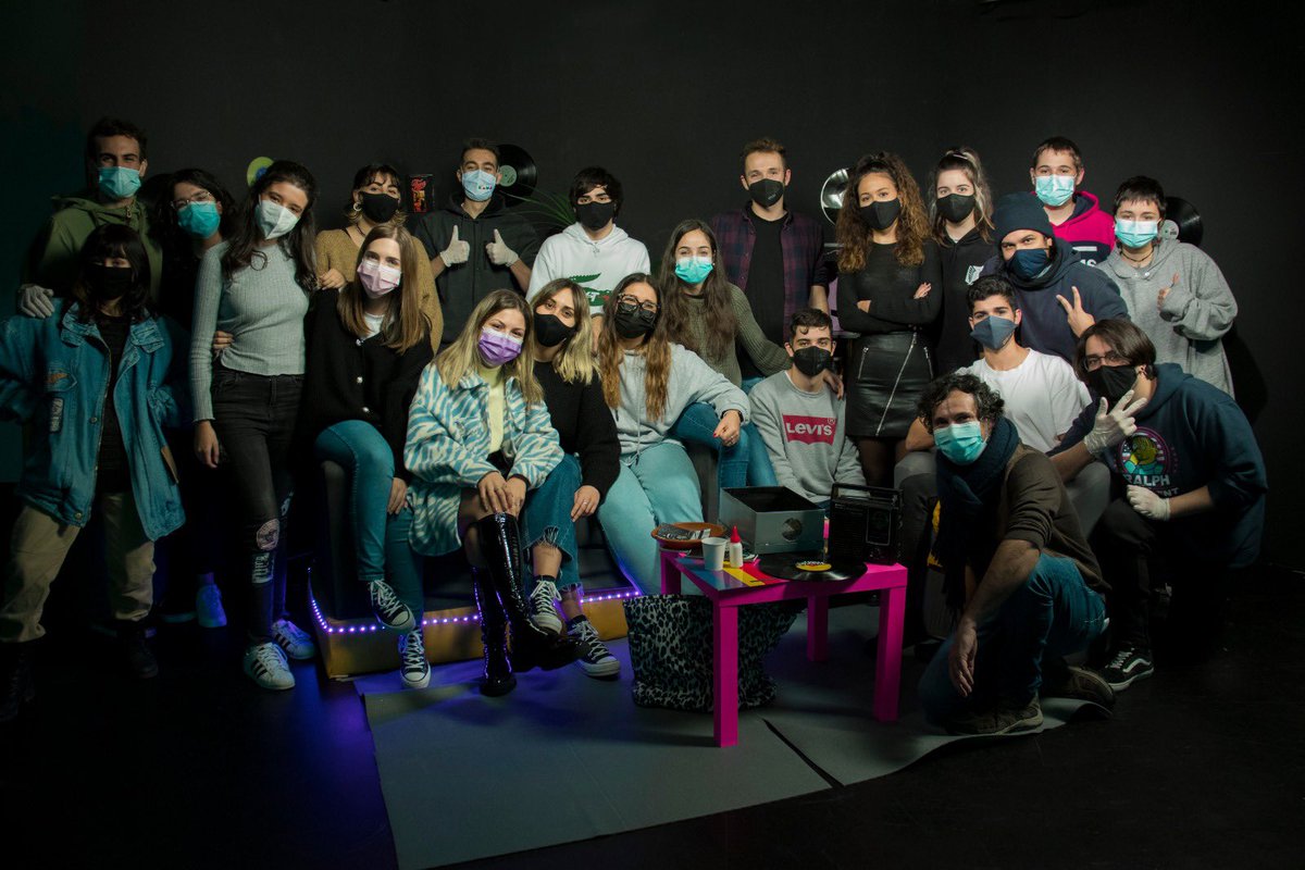 Os dejamos por aquí una foto post rodaje de nuestro programa. 

Aunque no se nos vea por la mascarilla, estábamos súper felices y muy satisfechos con el resultado.