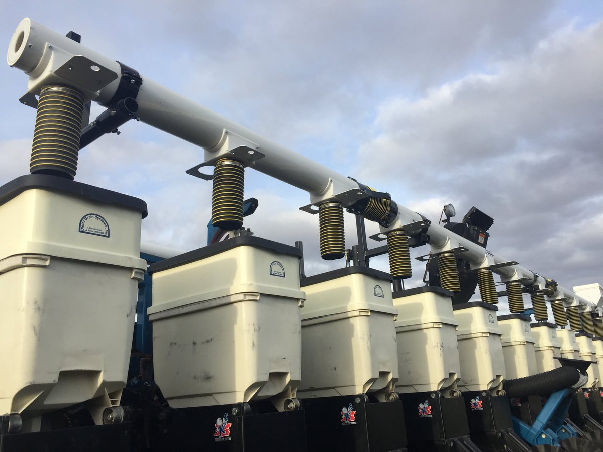 KearneyPlanters's tweet photo. As promised, pics of the @MarketFarmEquip auger has been installed, it looks great. Now @KearneyPlanters will figure out how to put everything back together on this @Kinze #kinzeplant2021 #winterbuilds shop time is filling up! https://t.co/yxmT4dubto