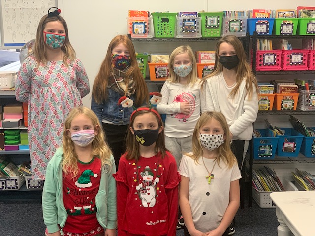 WashCommSchools's tweet photo. Snowy Day in Mrs. Weisheit's 3rd grade class today! 
@VealeElem #IAMWashington https://t.co/wPmzmXcx3R